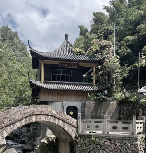 《浙北大峡谷雨韵：水调歌头，山峦新绿》